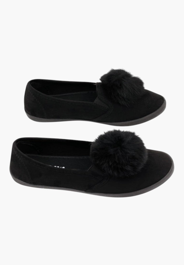 Czarne slip-on tenisówki z dużym pomponem, widok z bliska