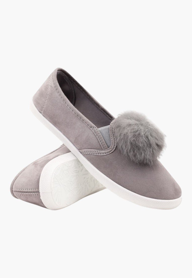 Szare tenisówki slip on z pomponem, widok z tyłu.