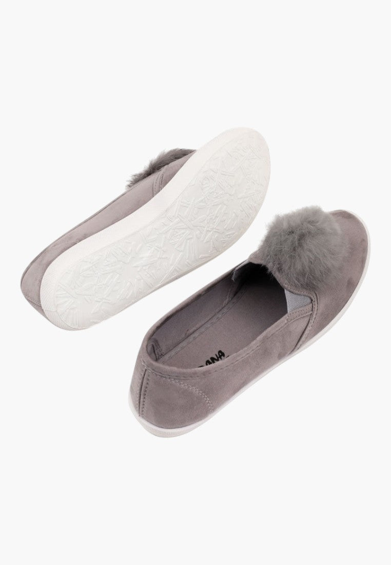 Szare tenisówki slip on, widok z bliska na materiał.