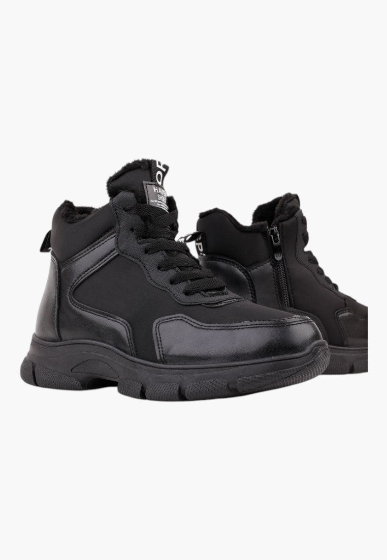 Czarne ocieplane sneakersy z ekoskóry, widok z boku.