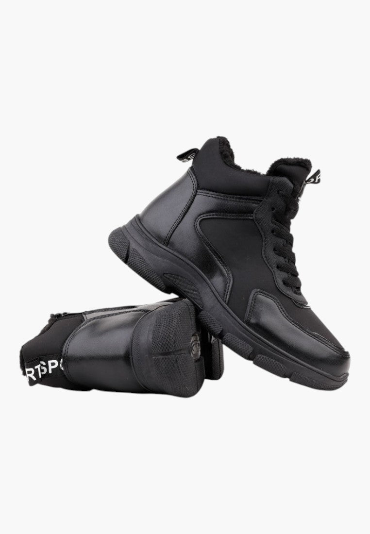 Czarne ocieplane sneakersy z grubą podeszwą, widok z boku.