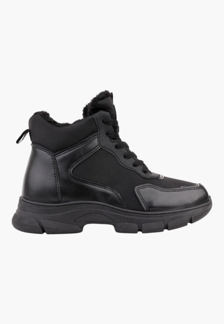 Czarne ocieplane sneakersy z grubą podeszwą, widok z boku.