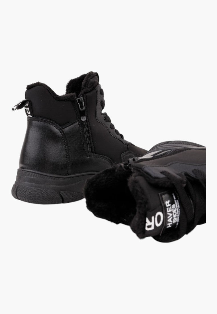Czarne ocieplane sneakersy z grubą podeszwą, widok z przodu.