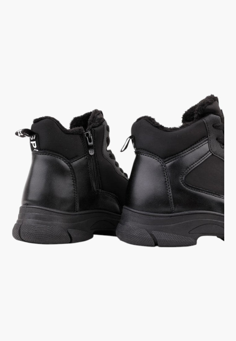 Czarne ocieplane sneakersy z grubą podeszwą, widok z tyłu.