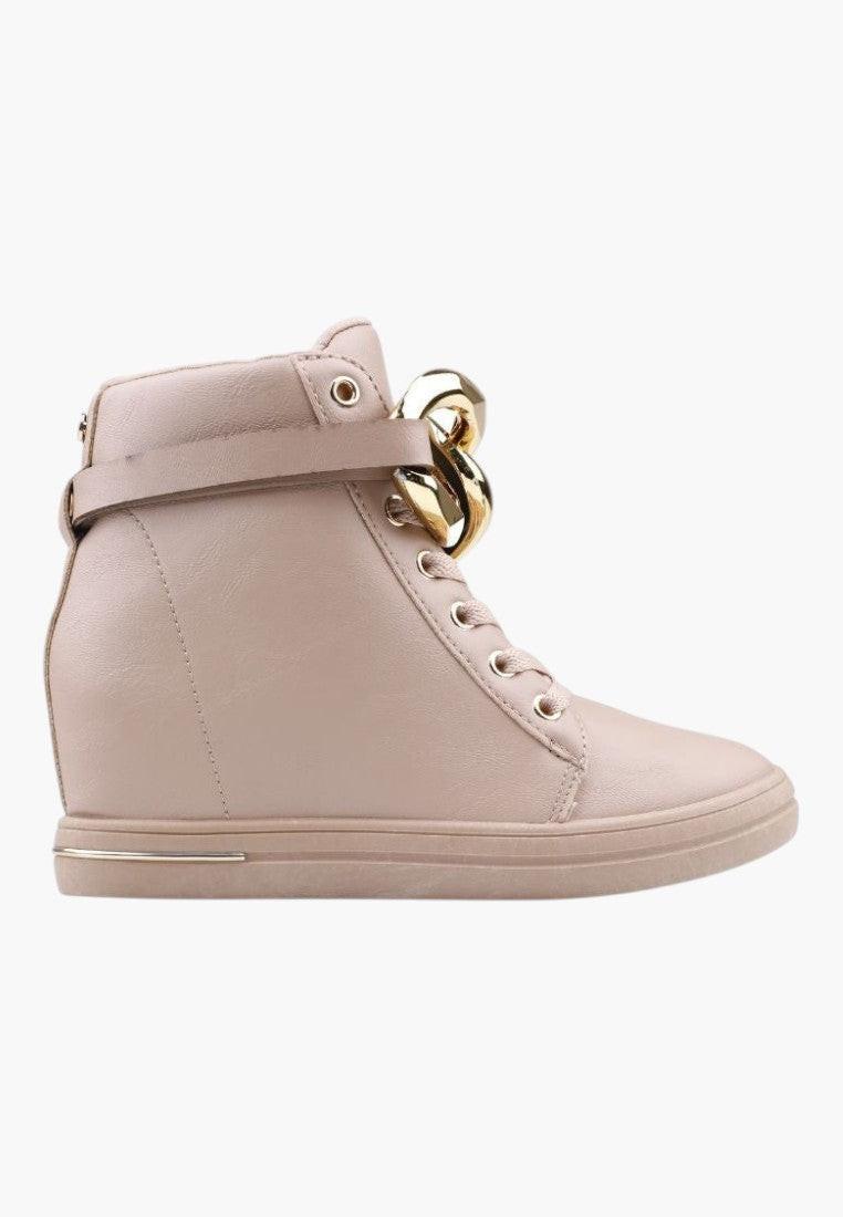 Bokowy widok beżowych sneakersów damskich na ukrytym koturnie.