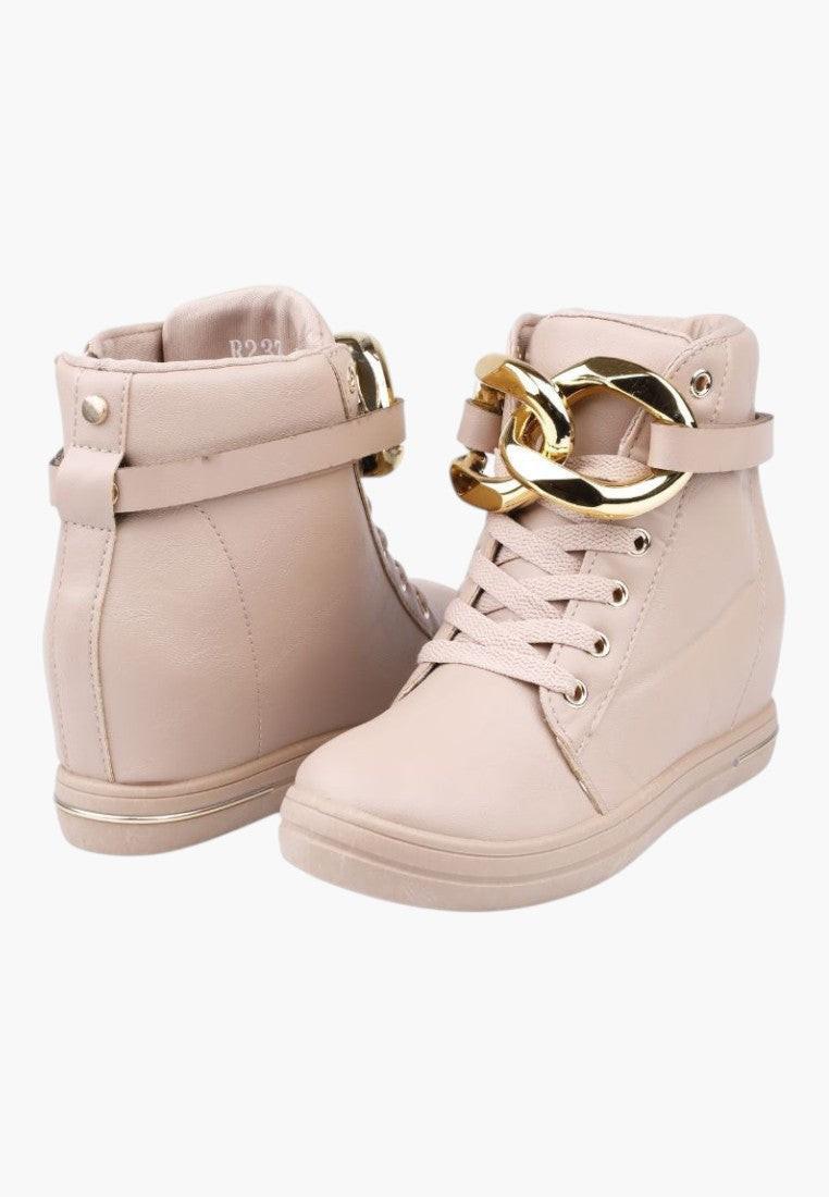 Szczegółowy widok beżowych sneakersów damskich z ukrytym koturnem.