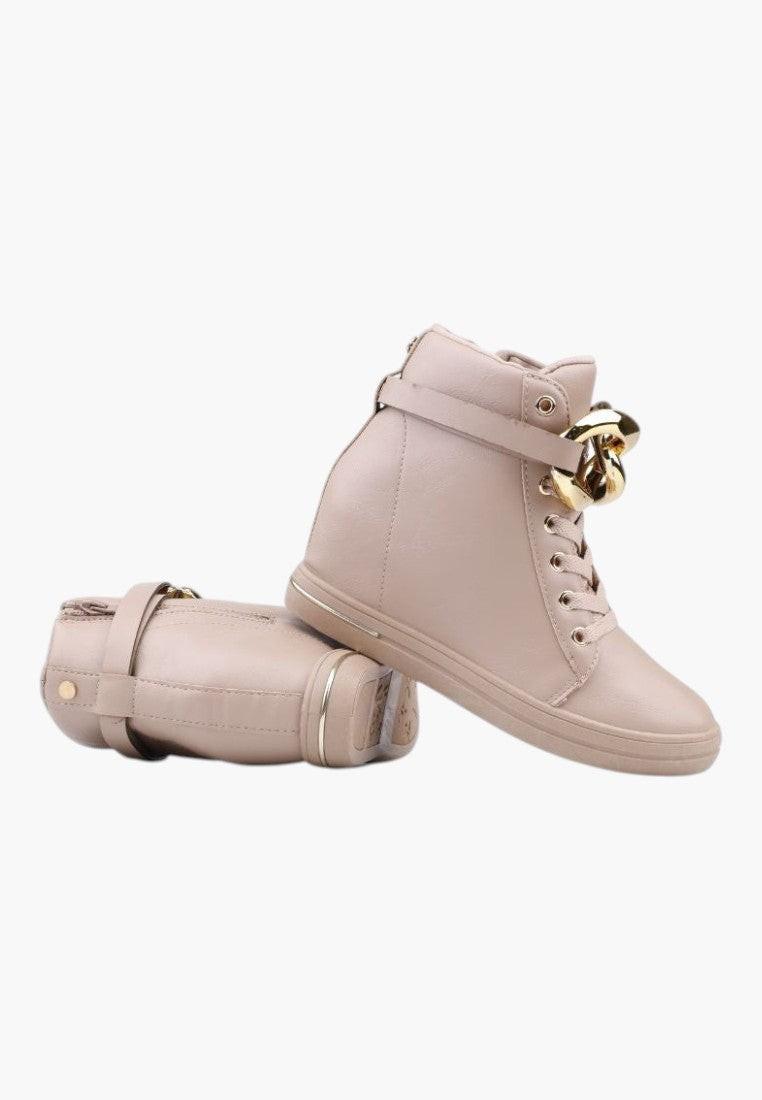 Inny widok beżowych sneakersów damskich na ukrytym koturnie.