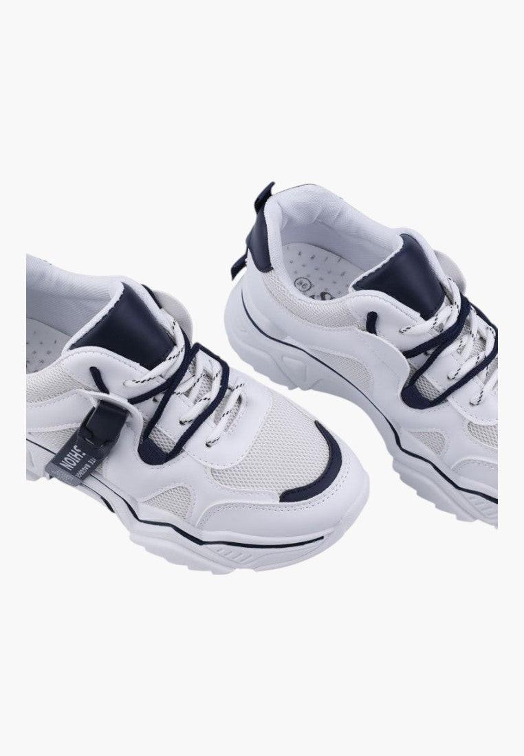 Zbliżenie na biało-granatowe sneakersy damskie z detalami na białym tle.