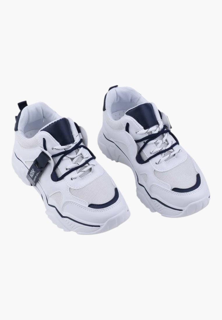 Zbliżenie na biało-granatowe sneakersy damskie z detalami na białym tle.