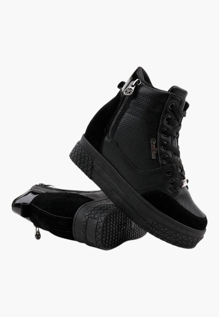 Czarne sneakersy damskie z wysoką cholewką, widok z przodu na białym tle