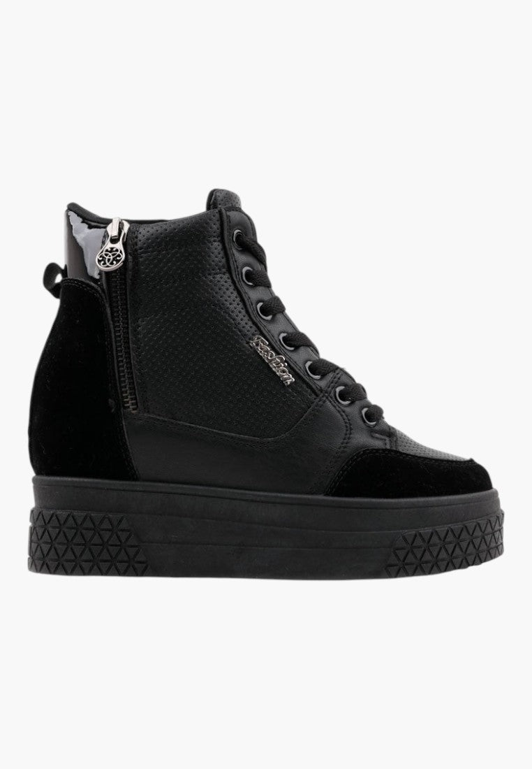 Czarne sneakersy damskie na koturnie, widok z boku na białym tle