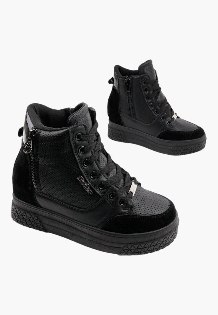 Czarne sneakersy damskie na koturnie, widok z przodu na białym tle