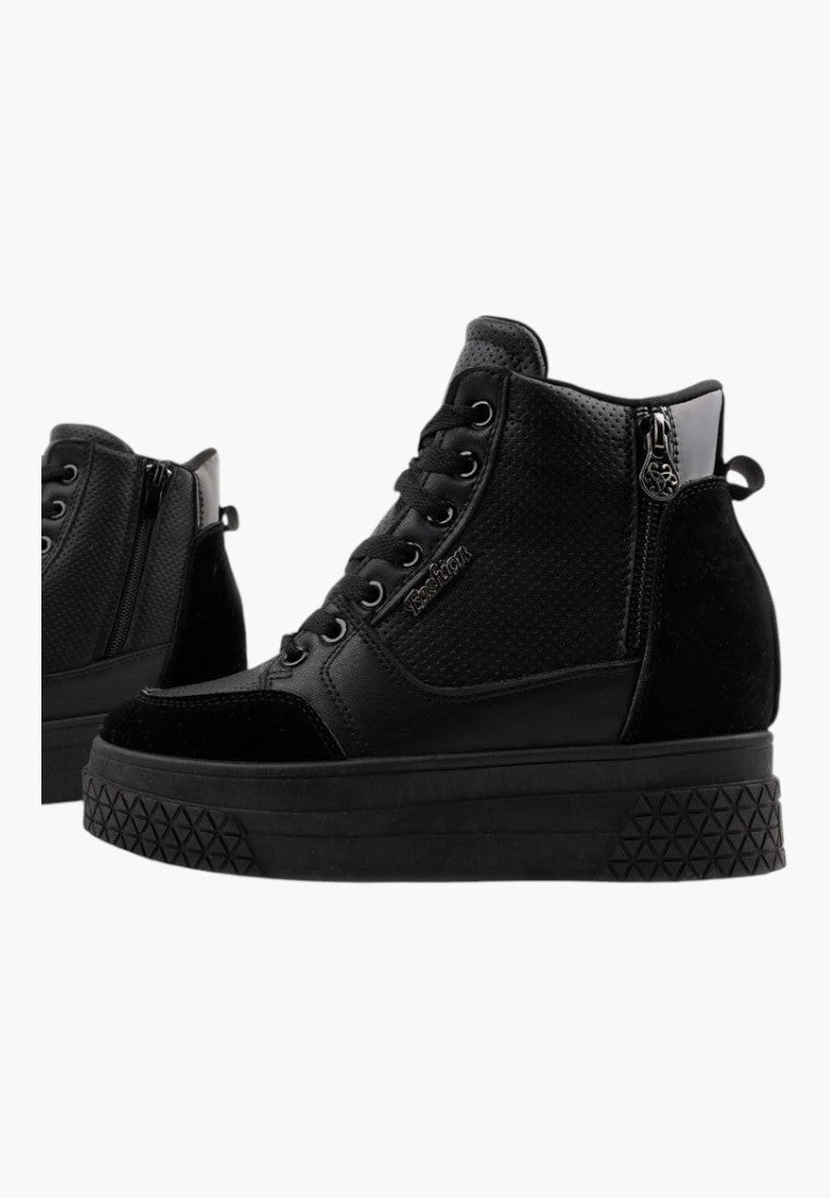 Czarne sneakersy damskie na koturnie, widok z przodu z detalem na materiał