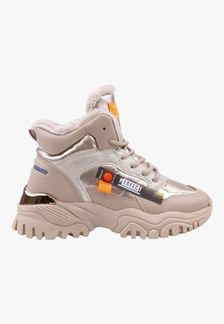 Beżowe sneakersy damskie z ekoskóry, widok z boku.