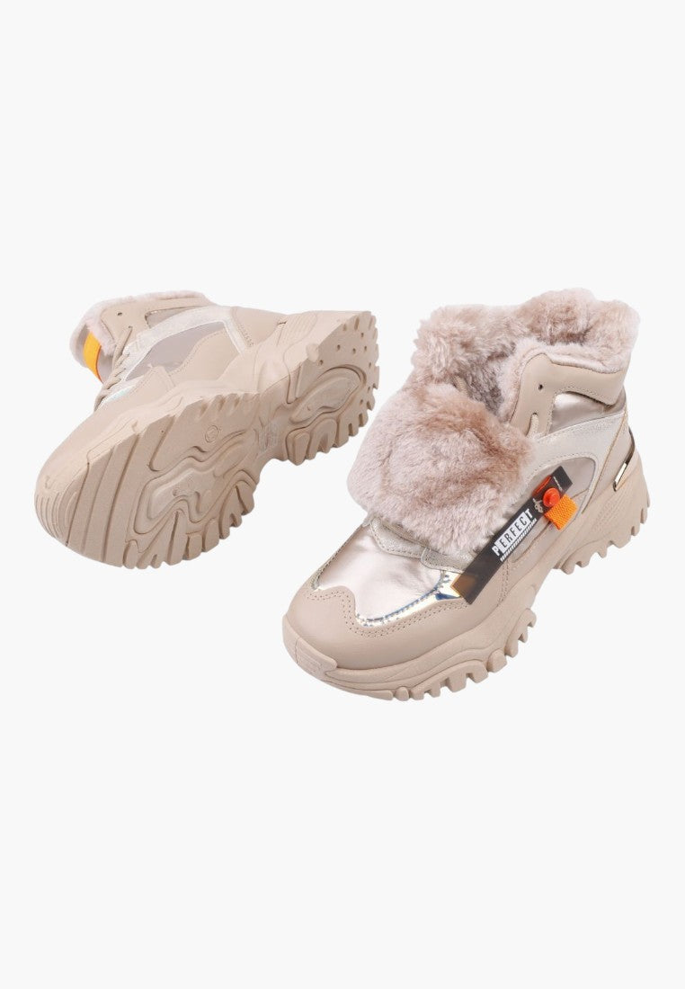 Beżowe ocieplane sneakersy damskie z futerkiem, widok z boku.