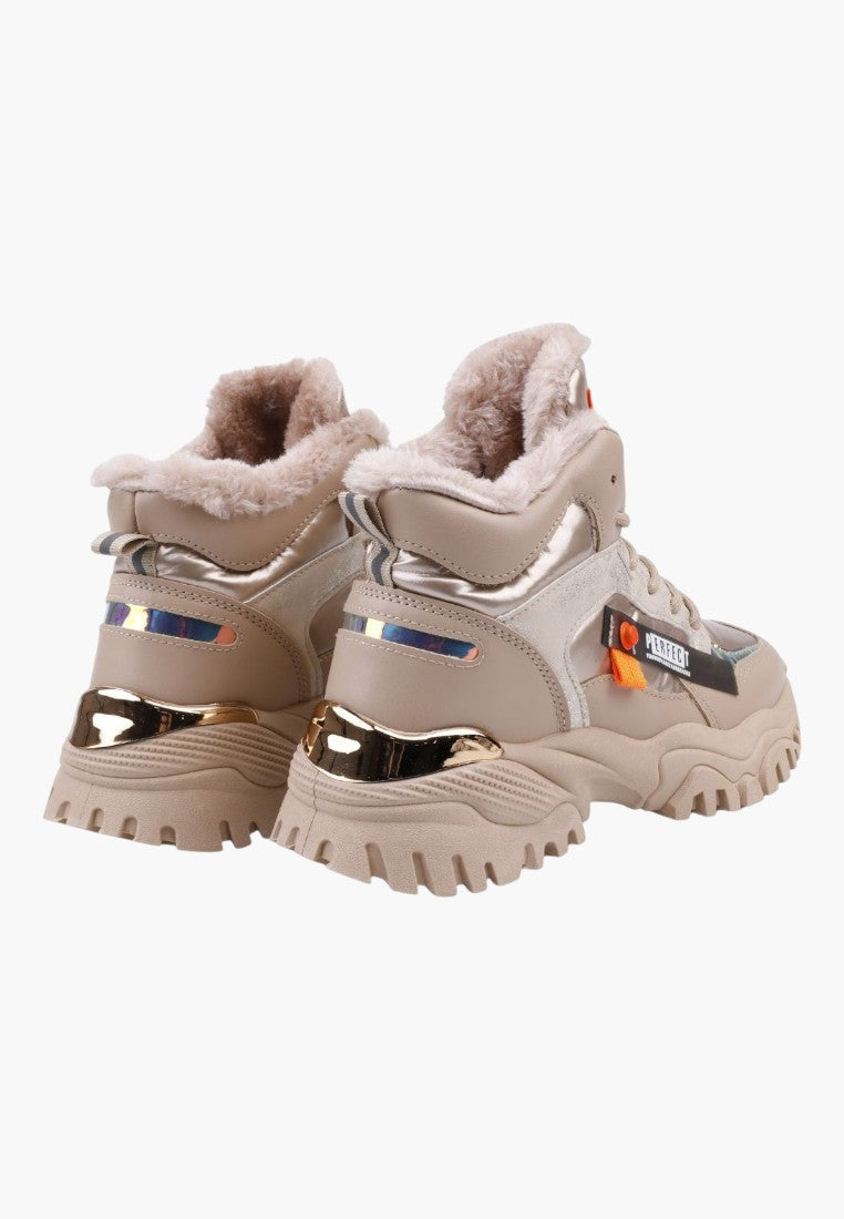 Beżowe ocieplane sneakersy damskie na platformie, widok z tyłu.