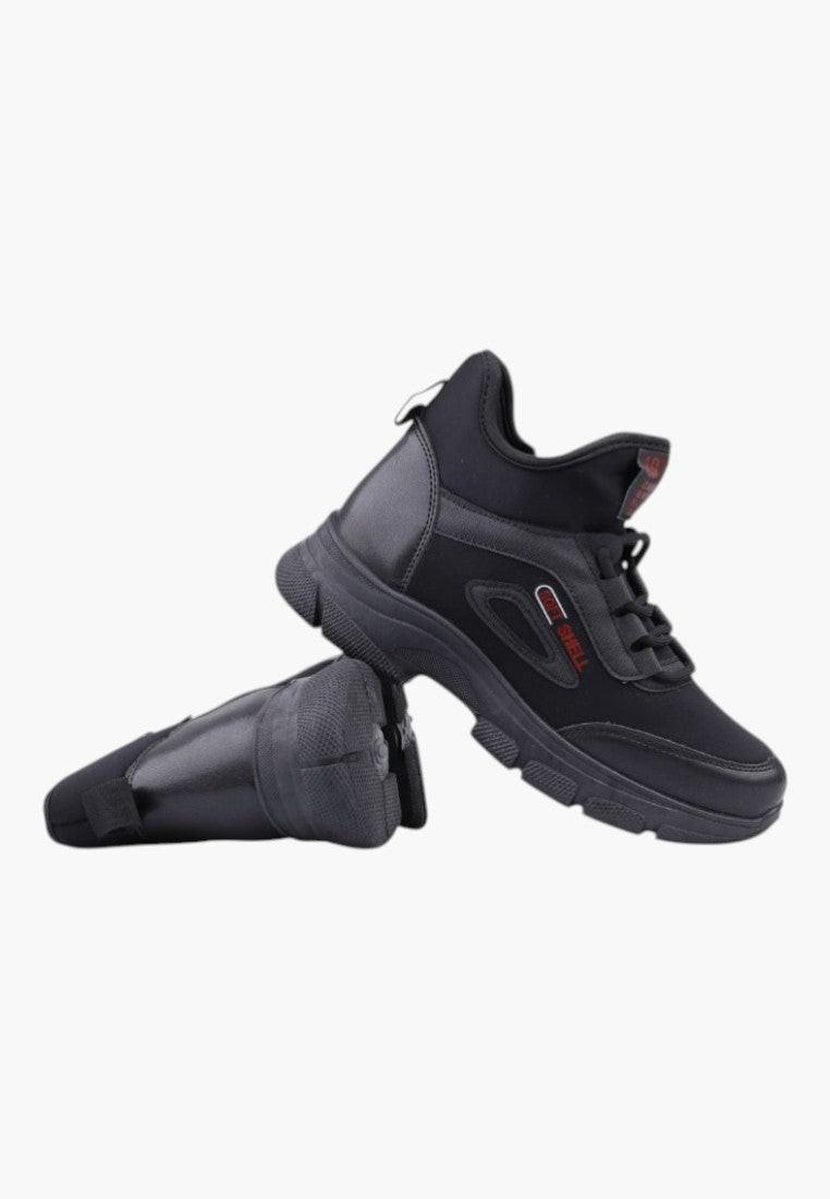 Czarne sneakersy damskie z wysokim designem i czerwonym logo, widok z boku.