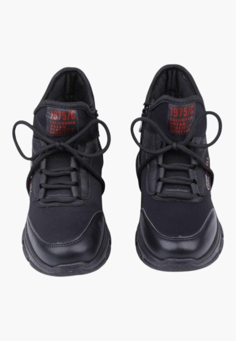 Czarne sneakersy damskie z detalami sznurowania, widok z przodu.