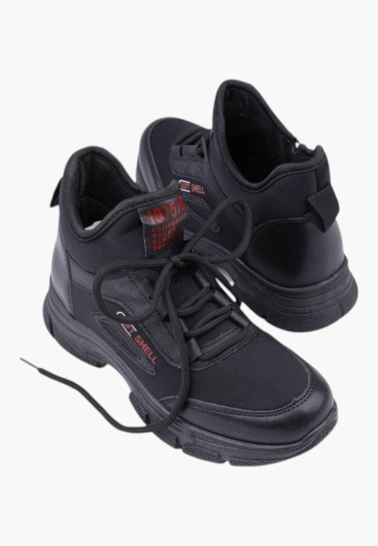 Czarne sneakersy damskie z gładkim wykończeniem, widok z boku.