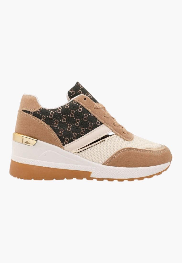 Brązowe sneakersy damskie z boku, z teksturowanym wierzchem i chunky sole.