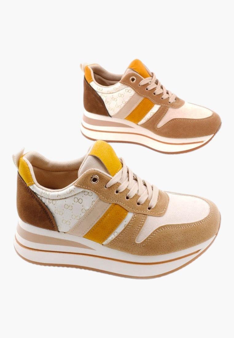 Sneakersy damskie ekozamszowe w kolorze camelowym, stylizacja casualowa.