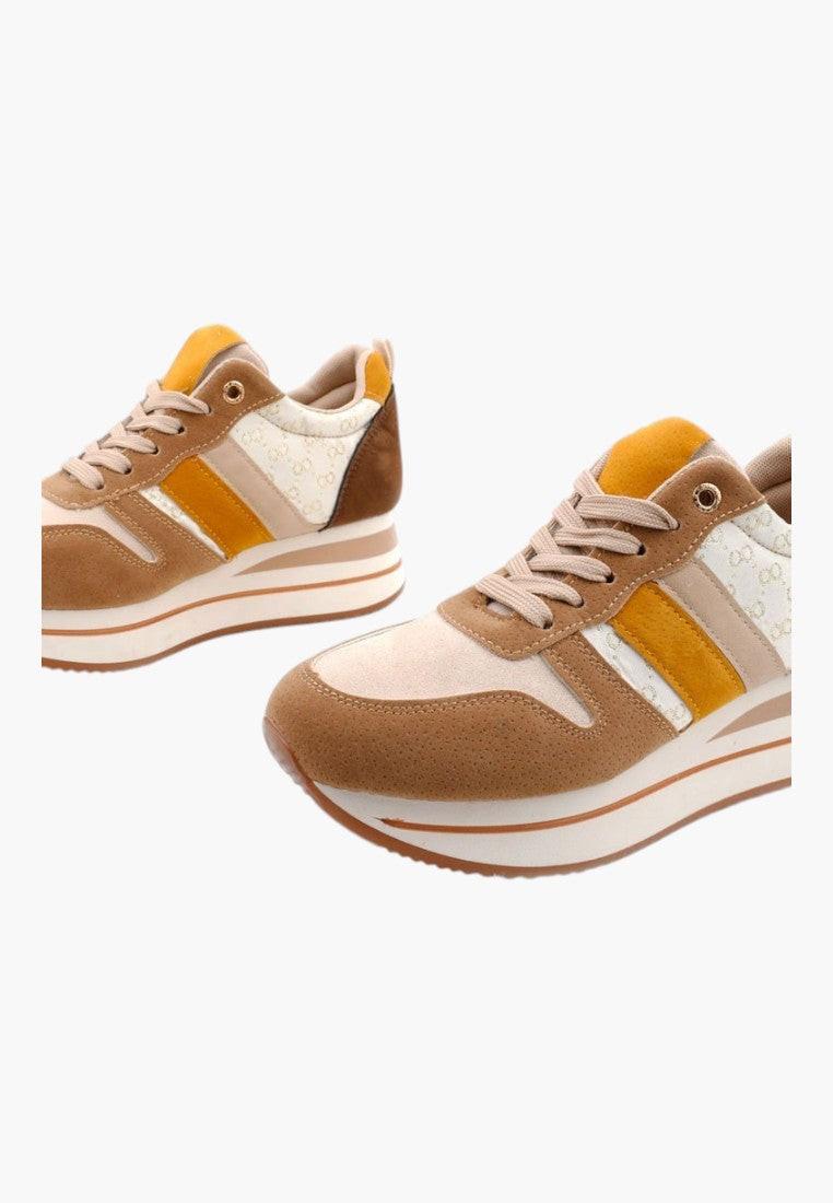 Szczegółowe ujęcie sneakersów damskich ekozamszowych w kolorze camelowym.