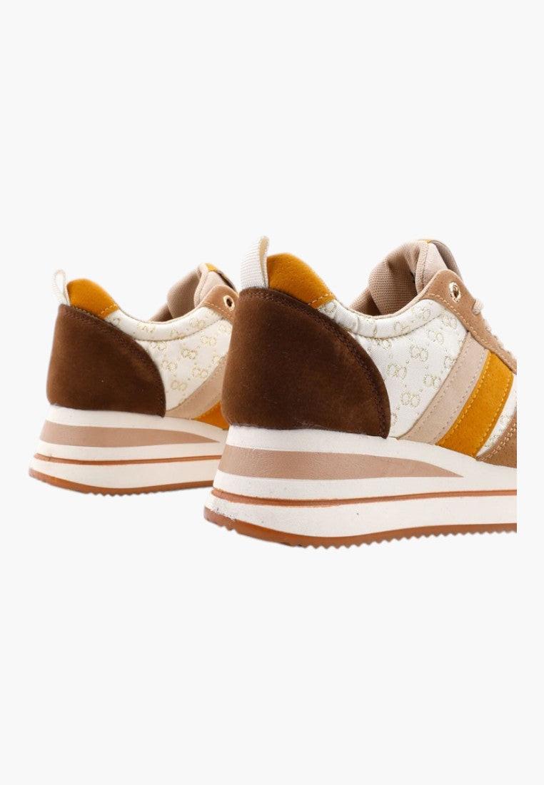 Sneakersy damskie ekozamszowe w kolorze camelowym, widok z tyłu.