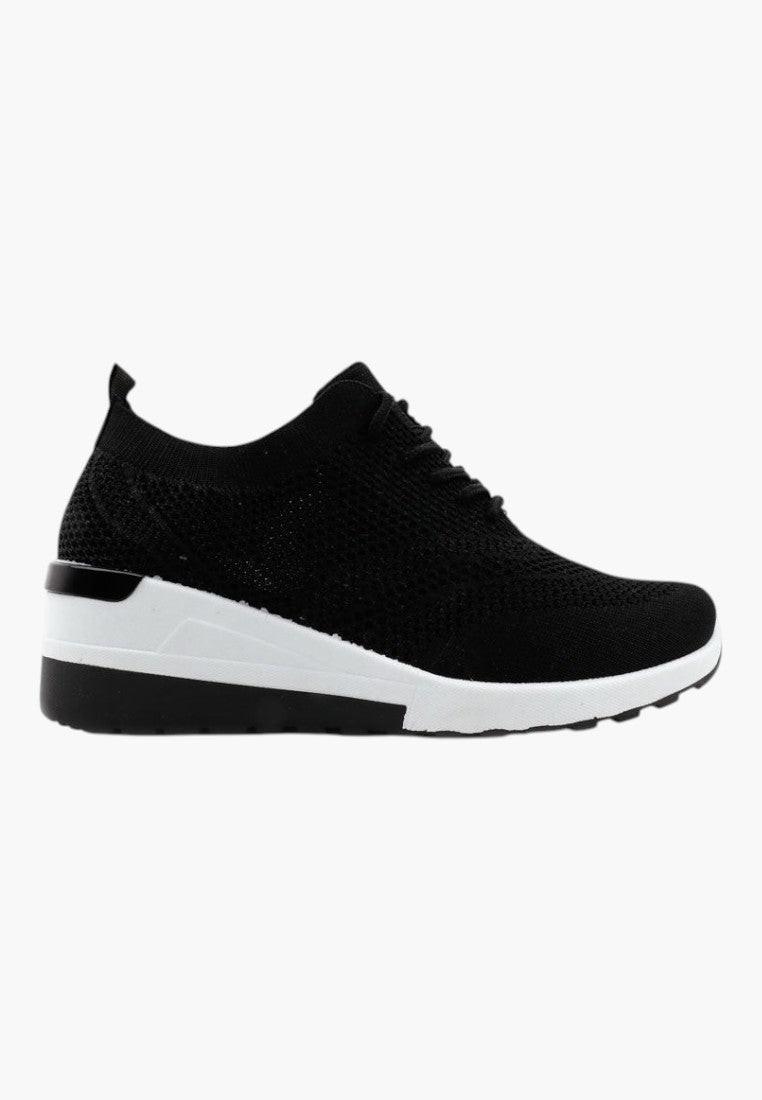Widok z boku czarnych sneakersów damskich na koturnie z siateczkowym wierzchem.