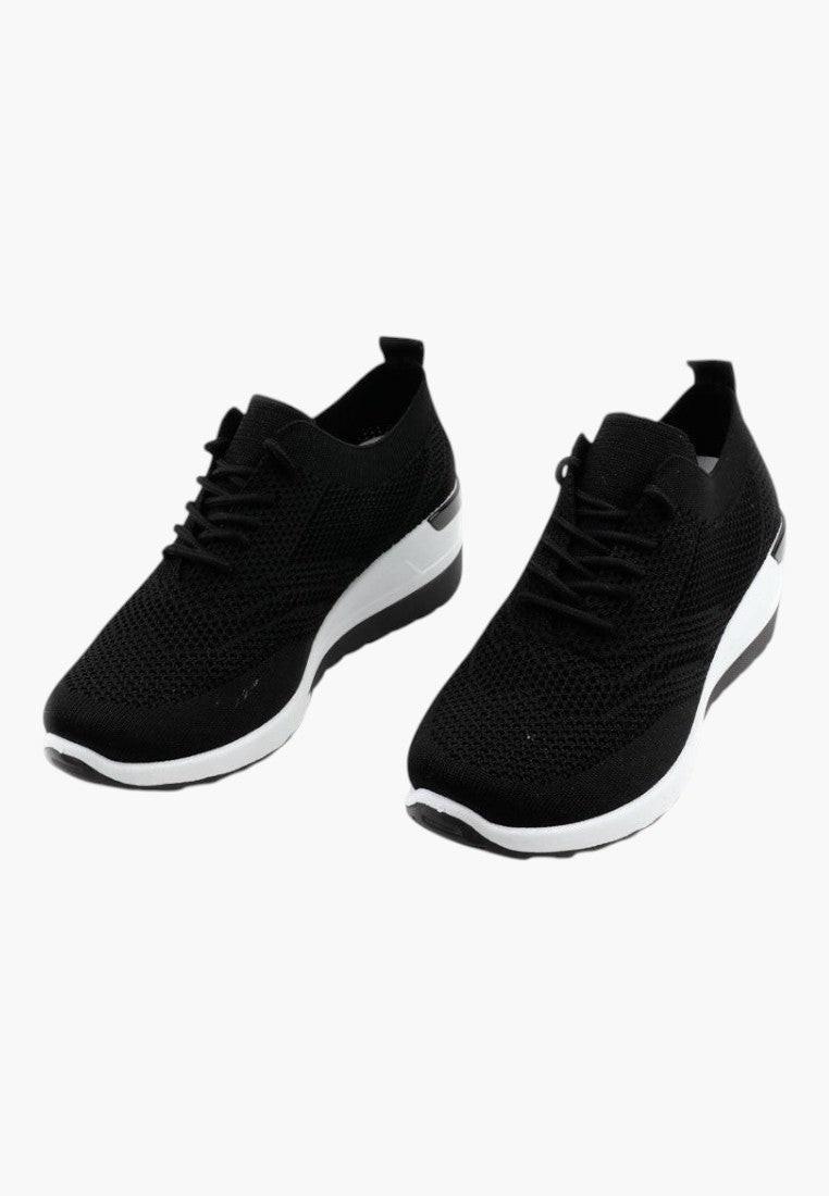 Widok z przodu czarnych sneakersów damskich na koturnie z sznurowanym zapięciem.