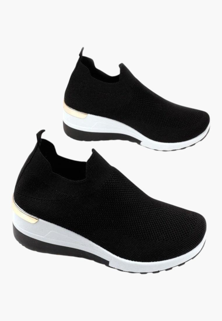 Widok z innej perspektywy czarnych sneakersów damskich z dzianinowym wierzchem.