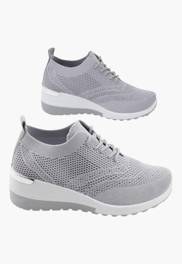 Szczegółowy widok szarych sneakersów damskich z teksturowanym wierzchem.
