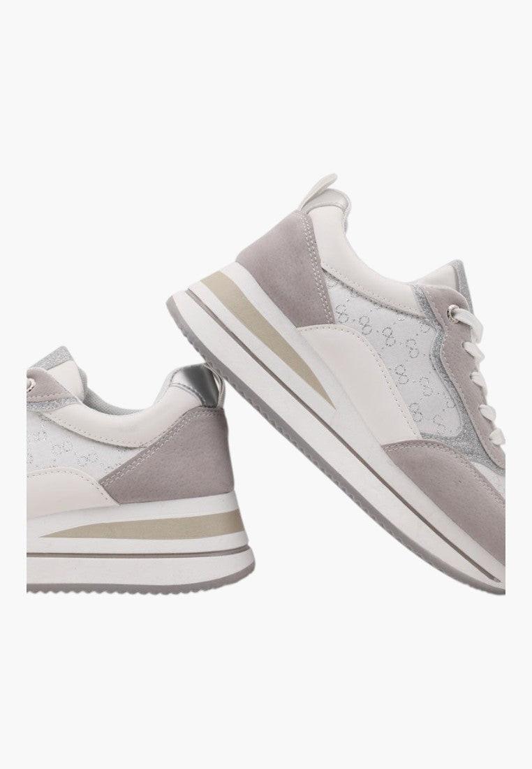 Widok pod kątem szaro-białych sneakersów sznurowanych o stylowym designie.