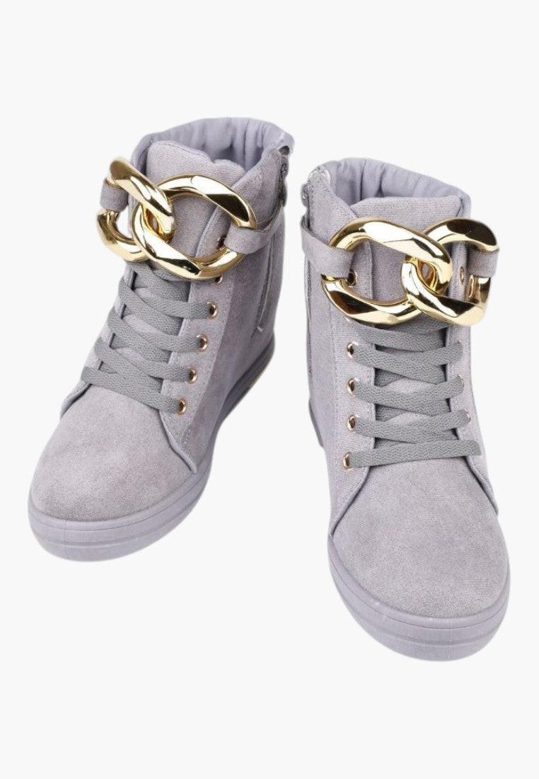 Zbliżenie na detale szarych sneakersów damskich z ukrytym koturnem.