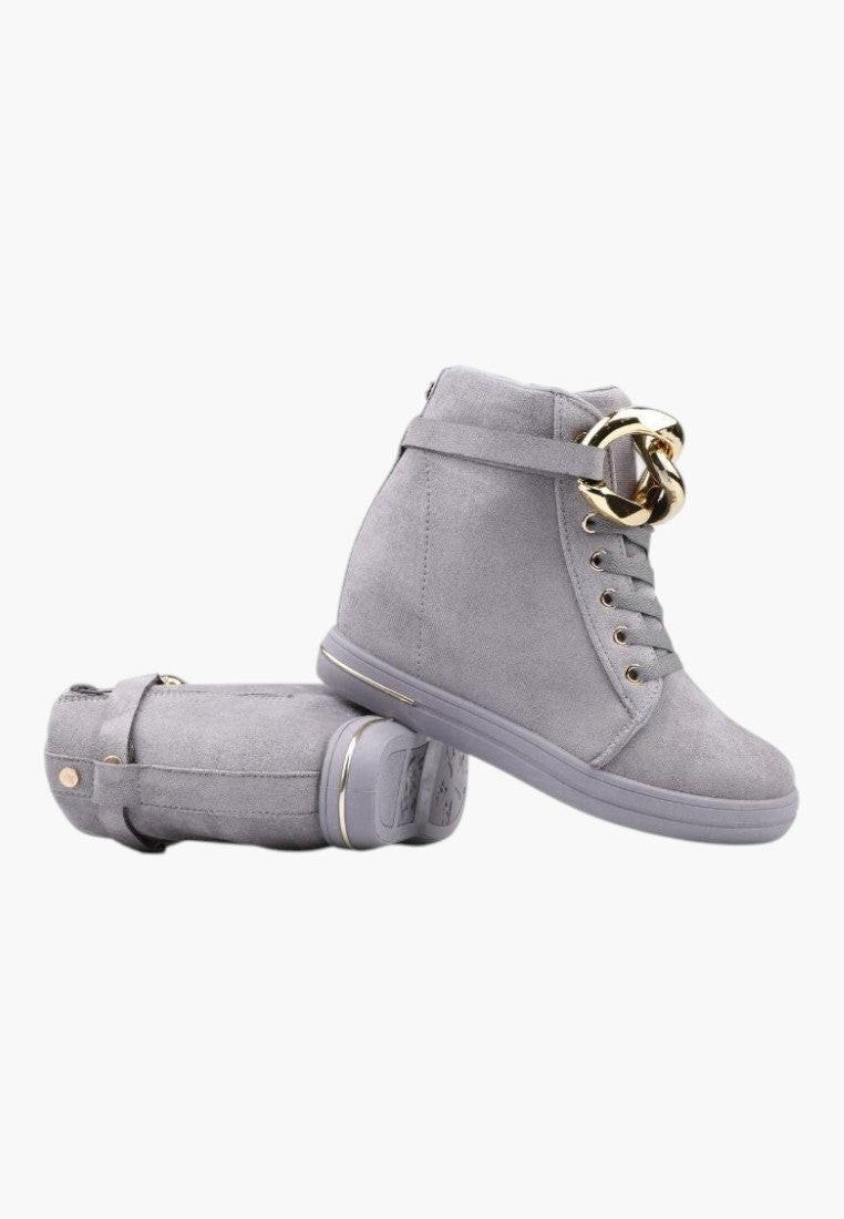 Widok z boku szarych sneakersów damskich z ukrytym koturnem.