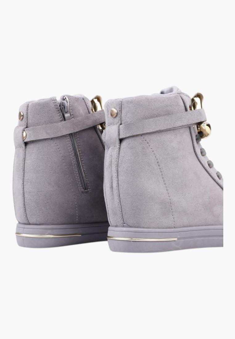 Widok z tyłu szarych sneakersów damskich z ukrytym koturnem.