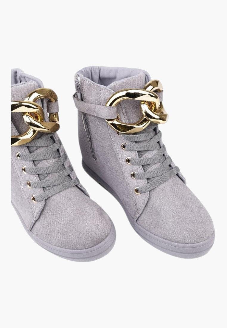Widok z tyłu szarych sneakersów damskich z ukrytym koturnem.