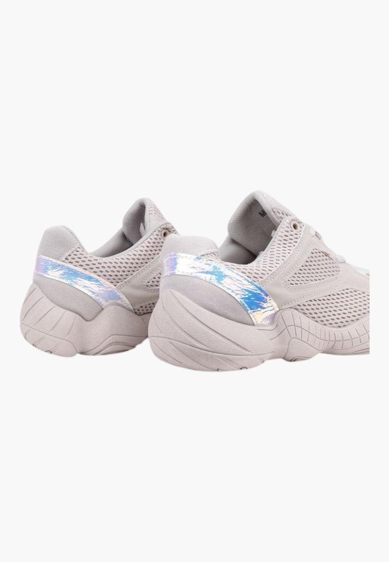 Stylowe jasnoróżowe sportowe buty damskie w stylizacji lifestyle.