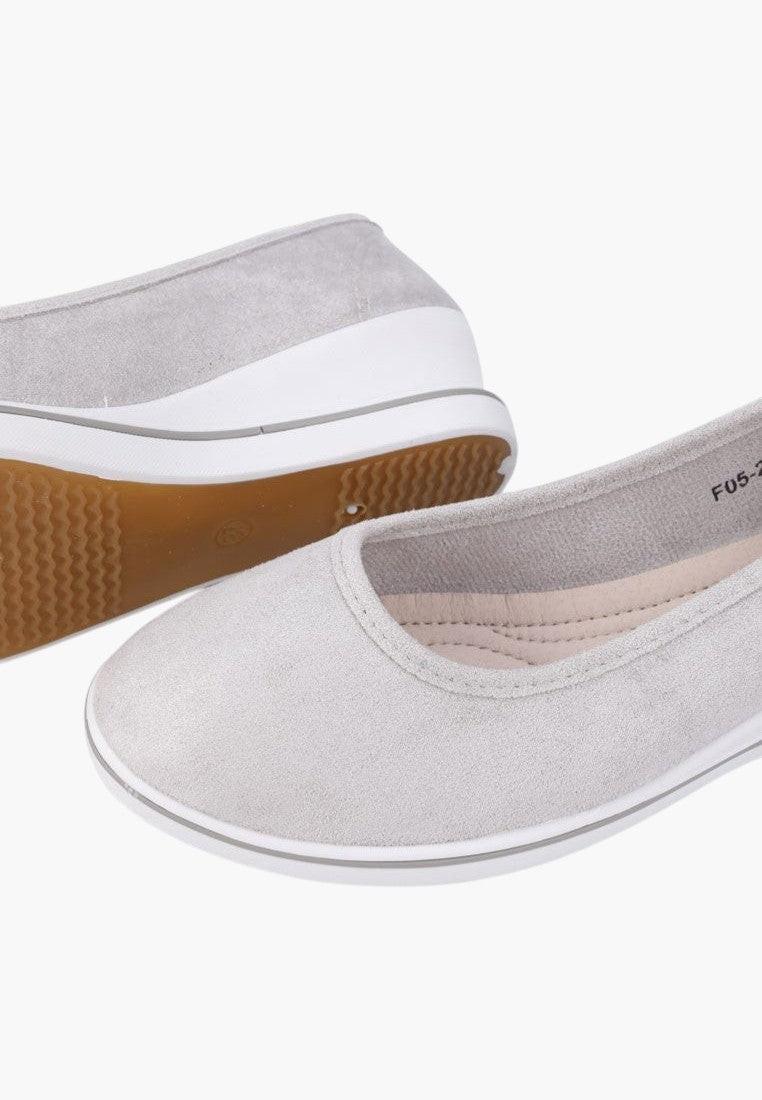Minimalistyczne srebrne wsuwane buty damskie, widok z boku.