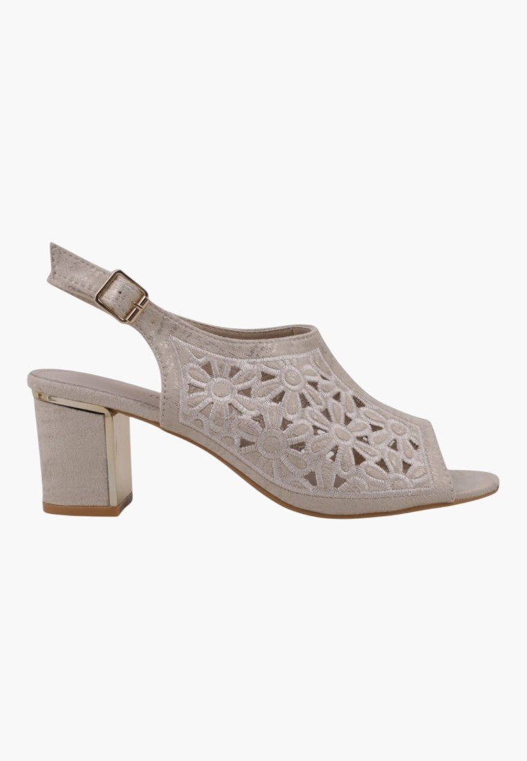 Przedni widok beżowych sandałów na obcasie z odkrytymi palcami i paskiem slingback.