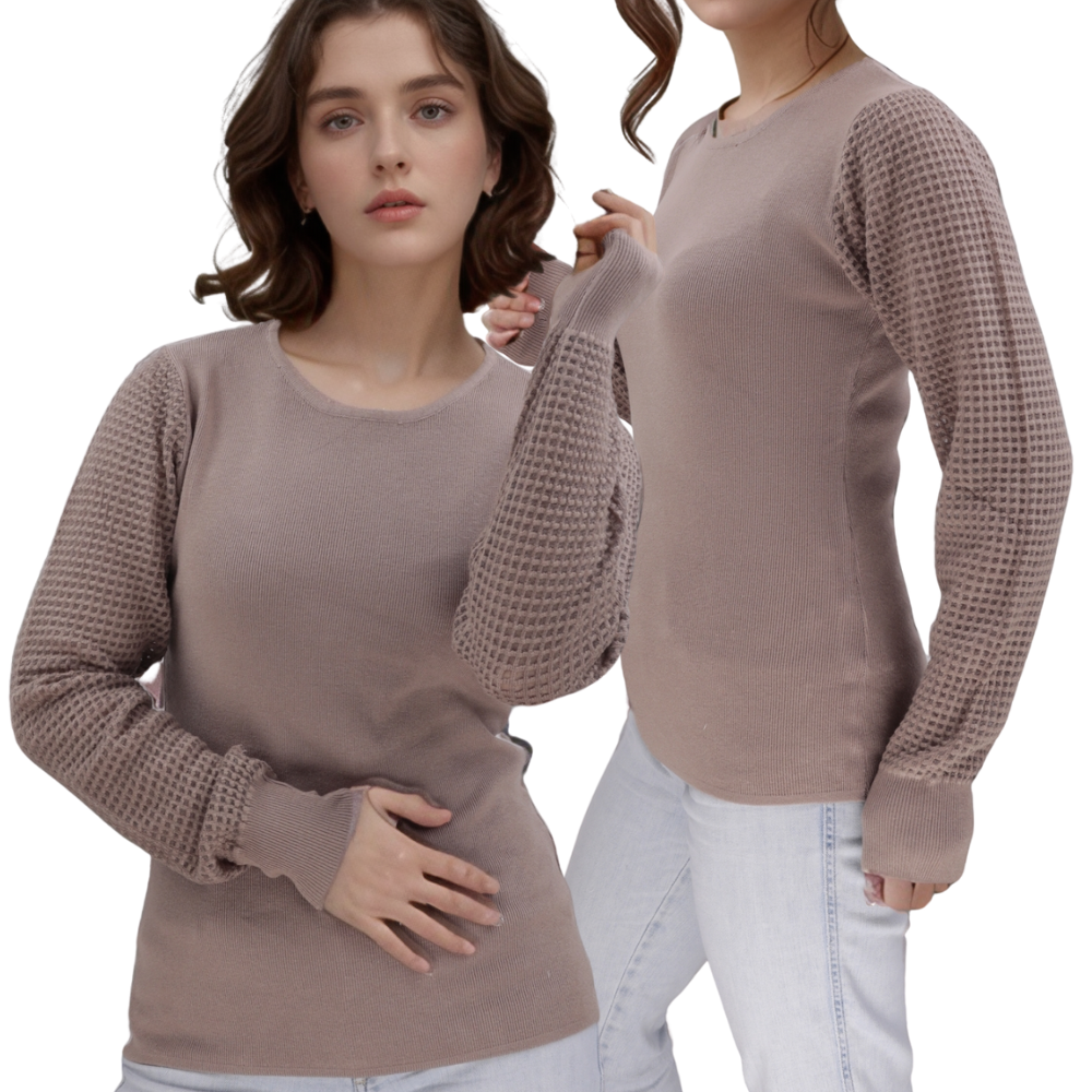 Stylowy sweter damski w brązowym kolorze, widok lifestyle z długimi rękawami.