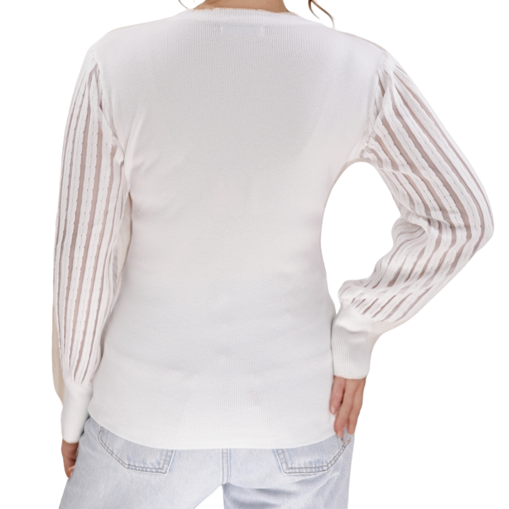 Back view of the różowy sweter damski z długimi rękawami i okrągłym dekoltem.