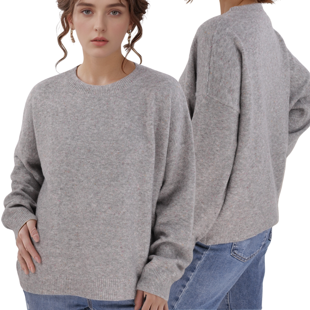 Stylowy sweter w szarym kolorze w luźnym kroju na tle białym.