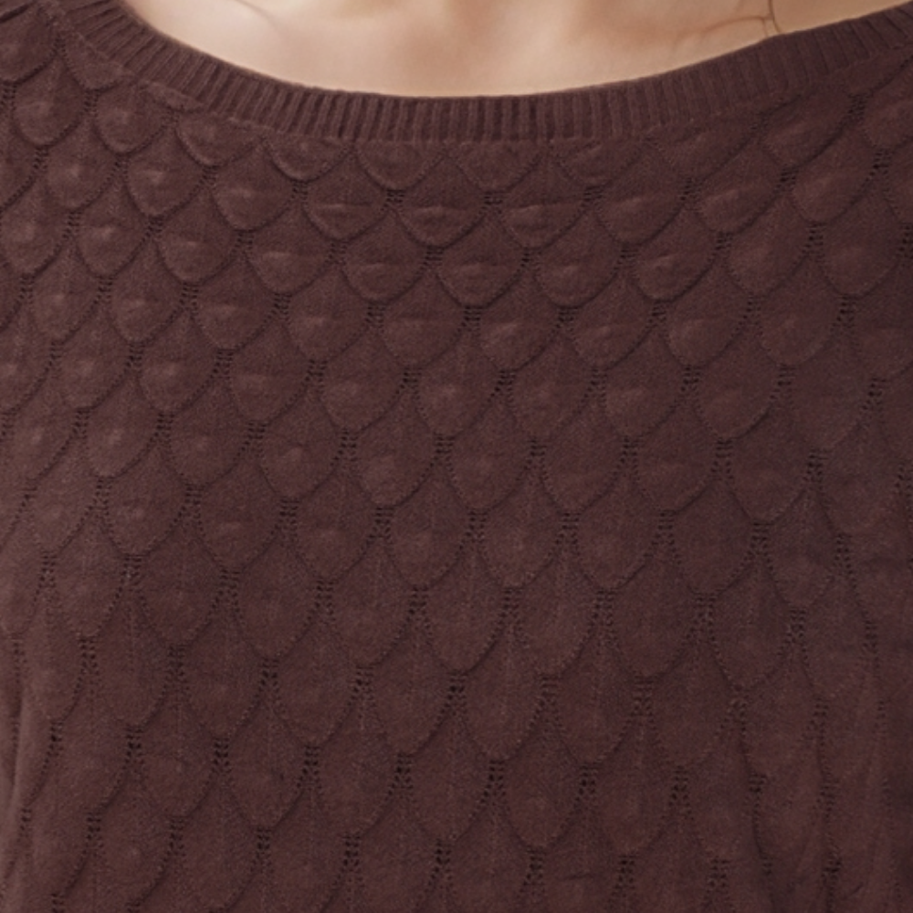 Brązowy sweter damski z teksturowanym wzorem, zbliżenie na dekolt.
