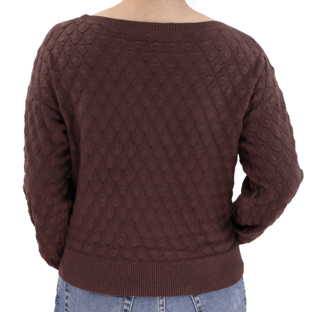 Brązowy sweter damski z szerokim dekoltem, widok z boku.