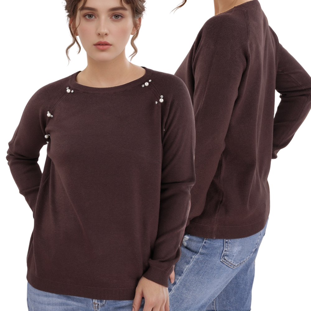 Stylowy brązowy sweter damski w ujęciu lifestyle na białym tle.