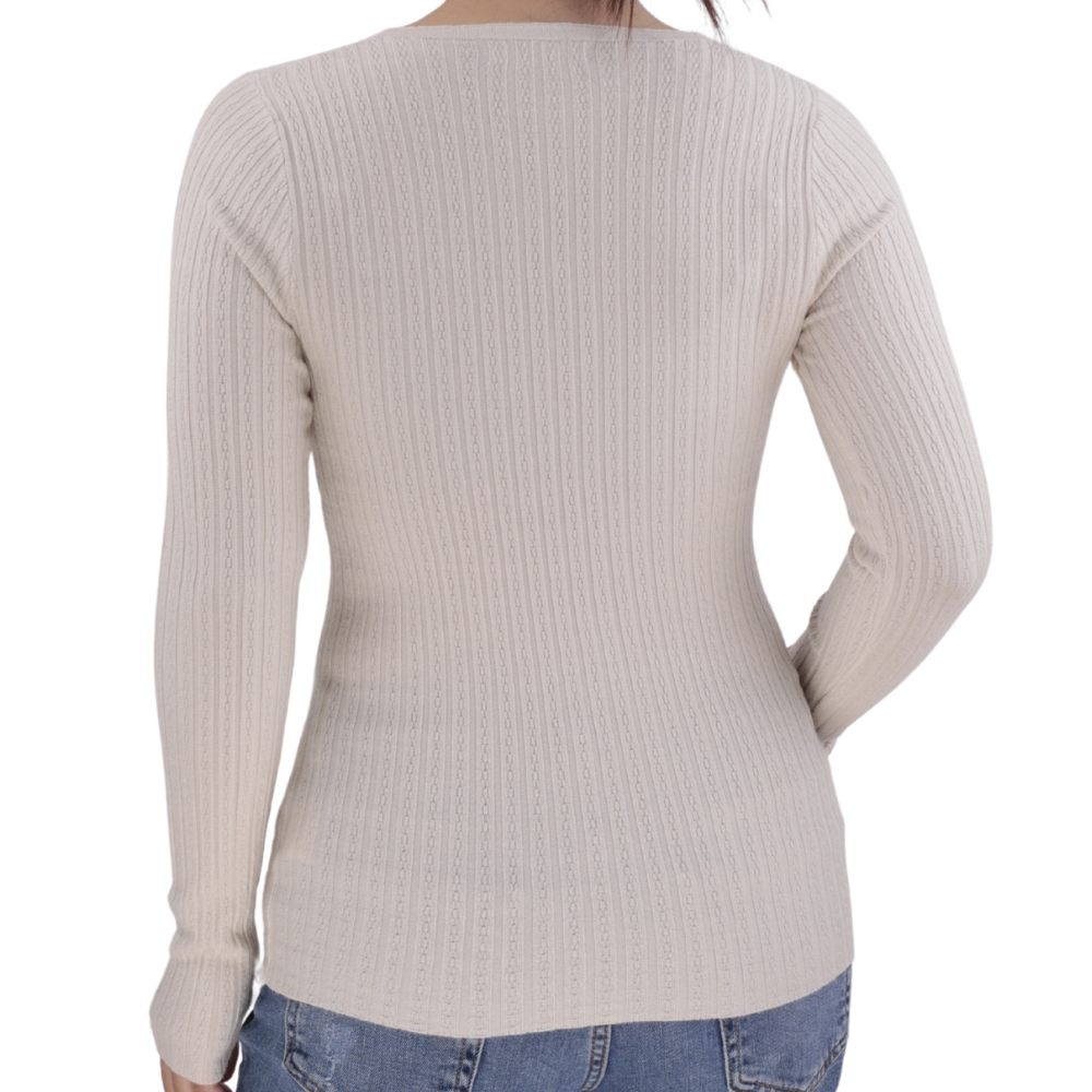Back view of the beżowy sweter damski z dekoltem w szpic na białym tle.