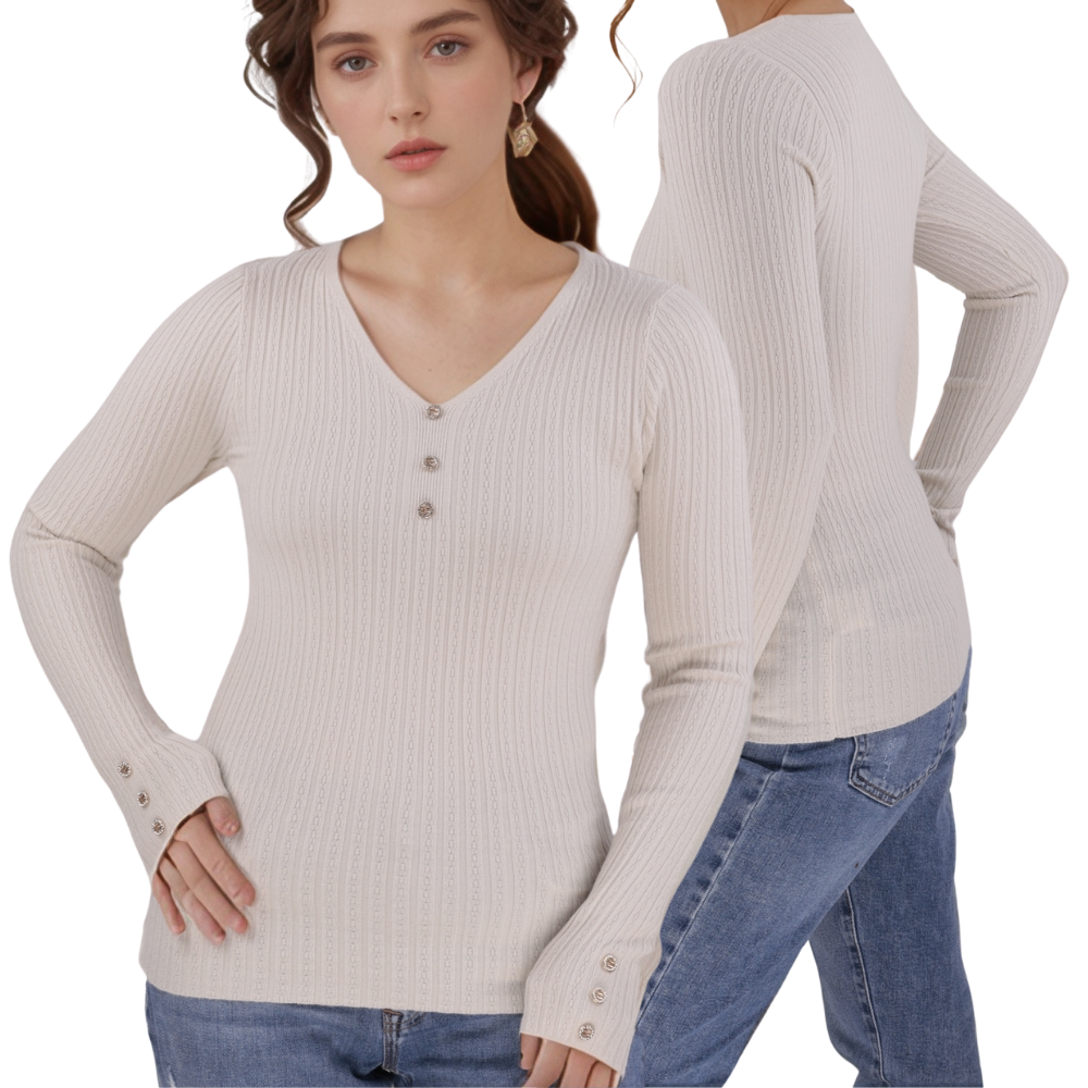 Front view of the beżowy sweter damski z dekoltem w szpic na białym tle.