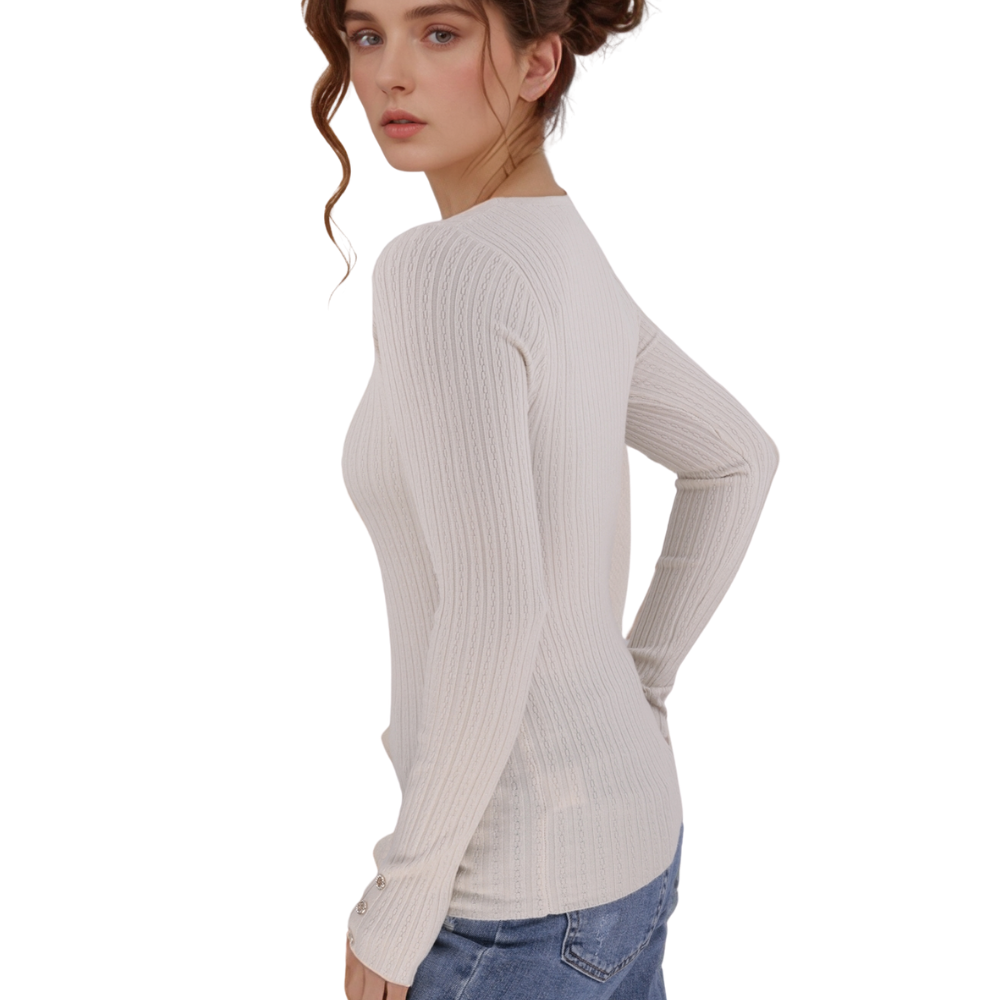 Front view of the beżowy sweter damski z dekoltem w szpic na białym tle.