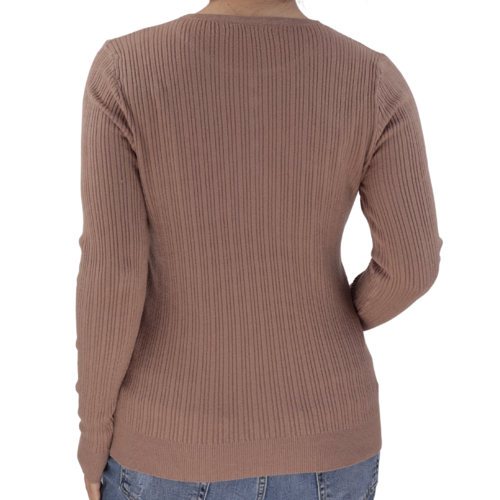 Back view of the brązowy sweter damski z długimi rękawami i detalami guzików.