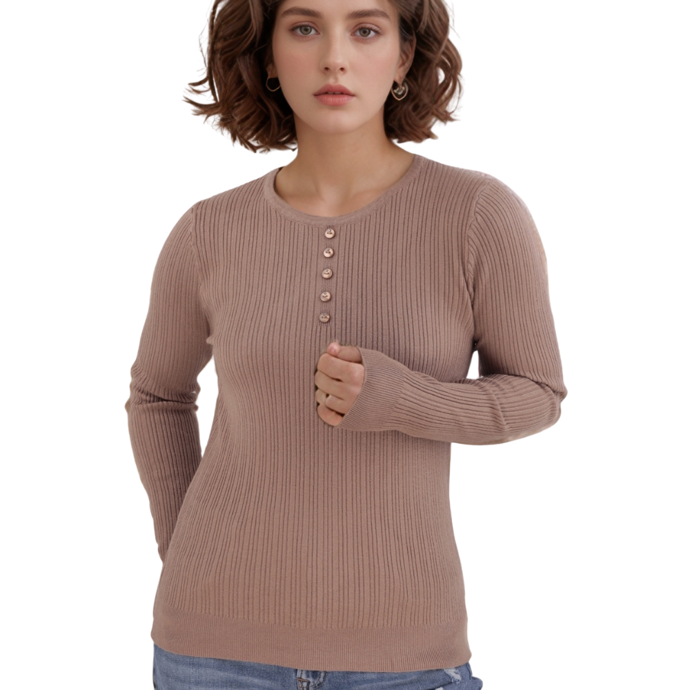 Front view of the brązowy sweter damski z długimi rękawami i detalami guzików.